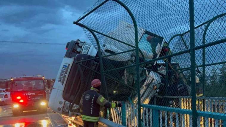 Dondurulmuş Tavuk Yüklü Tır Devrildi, Sürücüsü 2 Saat Sonra Kurtarıldı 10