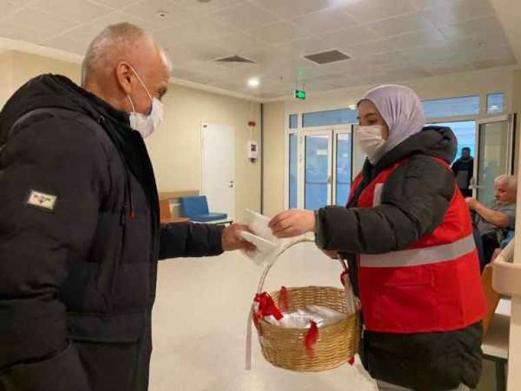 Kızılay Gönüllüleri Maske Dağıtımı Yaptı 1