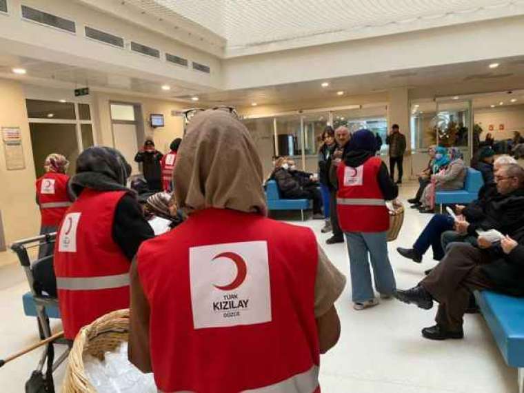 Kızılay Gönüllüleri Maske Dağıtımı Yaptı 2