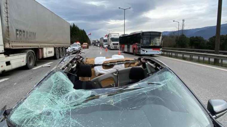 TEM’de Tıra Çarpan Aracın Tavanı Koptu: 3 Yaralı 2