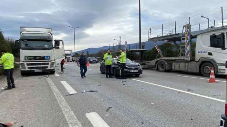 TEM’de Tıra Çarpan Aracın Tavanı Koptu: 3 Yaralı 7