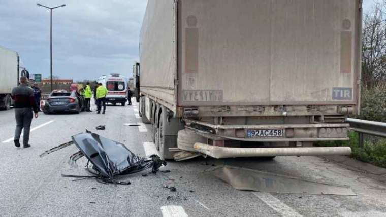 TEM’de Tıra Çarpan Aracın Tavanı Koptu: 3 Yaralı 8