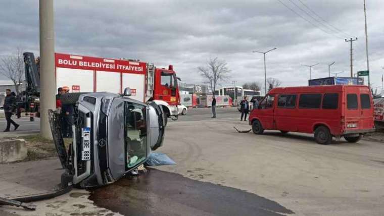 Minibüsle Çarpışan Araç Yan Yattı 4