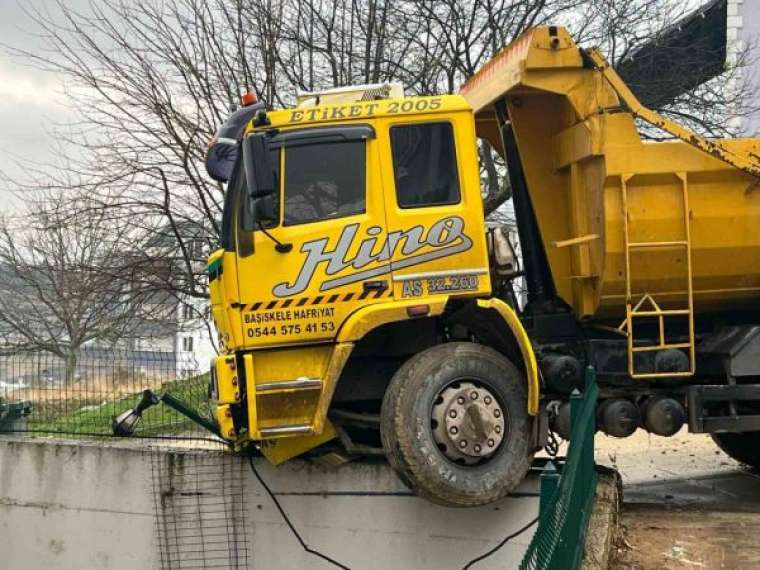 Hafriyat kamyonu istinat duvarında askıda kaldı 7