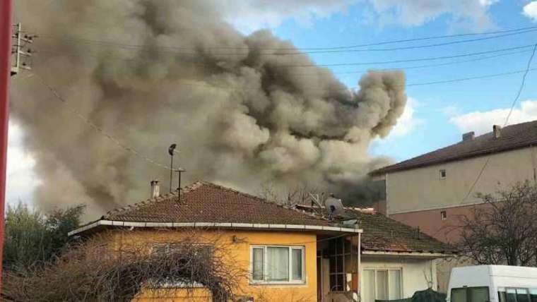 Sakarya’da İki Katlı Ev Alev Aldı 7