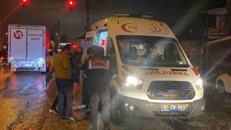 Düzce'de Otomobil ve minibüs Çarpıştı 3