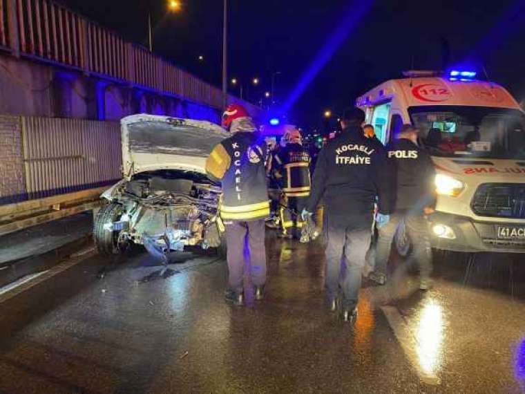 Bariyere çarpan otomobil hurdaya döndü: 2 ölü, 1 yaralı 5