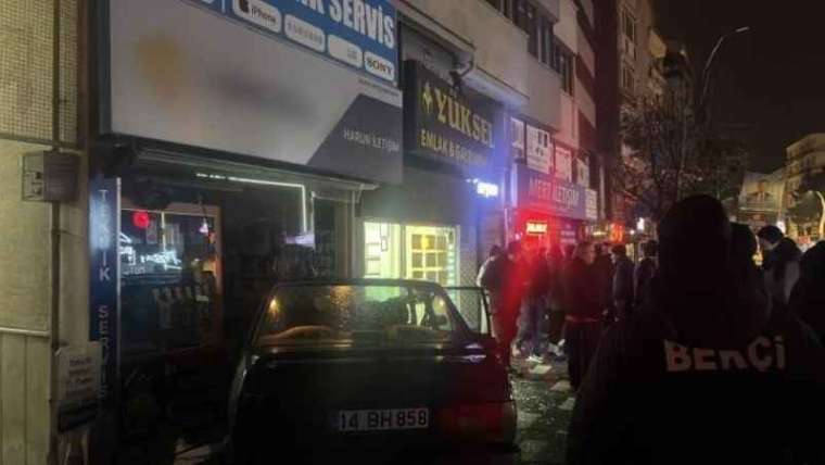 Otomobil Kontrolden Çıktı, İki Dükkana Çarptı 4