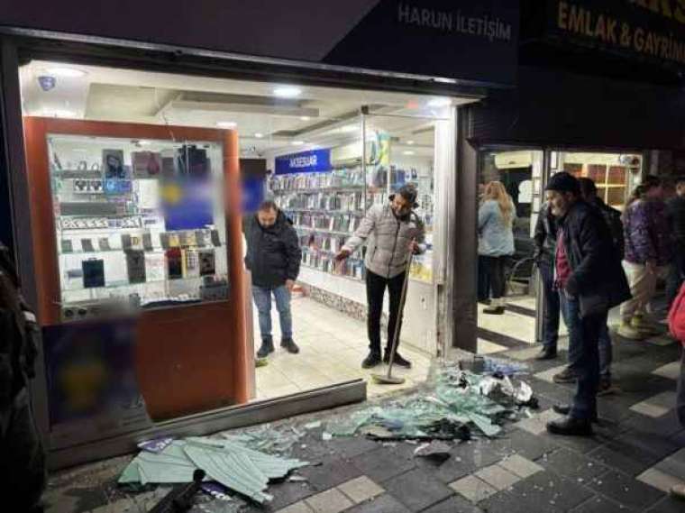 Otomobil Kontrolden Çıktı, İki Dükkana Çarptı 2