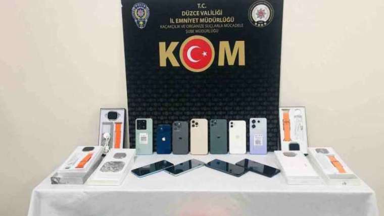 Polisten Kaçak Cep Telefonu Operasyonu! 1