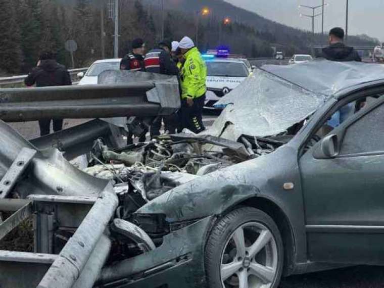 Düzce’de Feci Kaza: Otomobil Bariyerlere Saplandı, 8 Kişi Yaralandı! 2