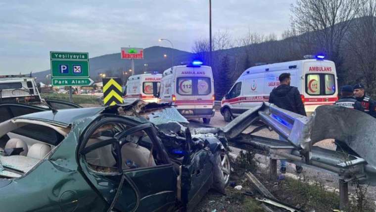 Düzce’de Feci Kaza: Otomobil Bariyerlere Saplandı, 8 Kişi Yaralandı! 4