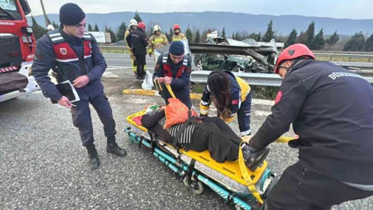 Düzce’de Feci Kaza: Otomobil Bariyerlere Saplandı, 8 Kişi Yaralandı! 6