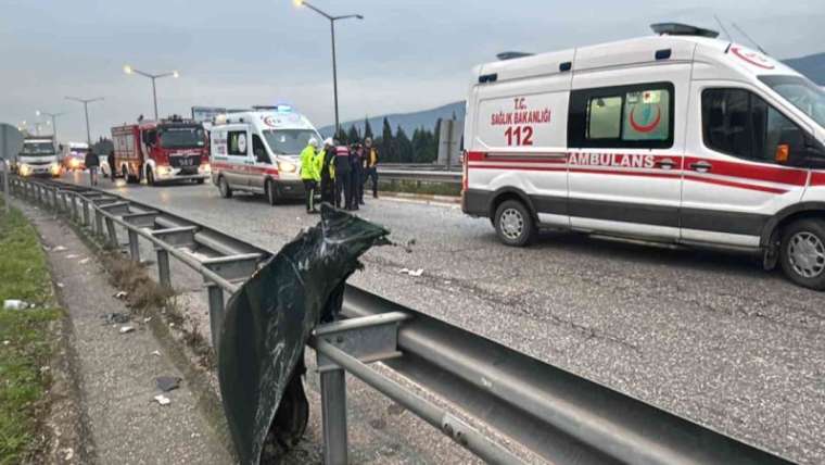 Düzce’de Feci Kaza: Otomobil Bariyerlere Saplandı, 8 Kişi Yaralandı! 9