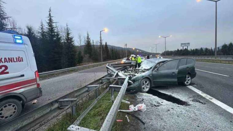 Düzce’de Feci Kaza: Otomobil Bariyerlere Saplandı, 8 Kişi Yaralandı! 10