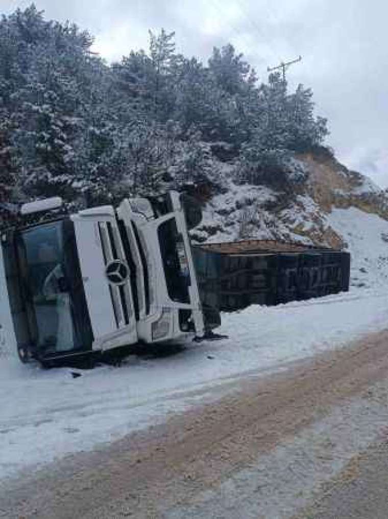 Bolu'da Buzlu Yol Kamyon Devirdi 1