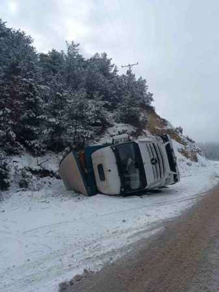 Bolu'da Buzlu Yol Kamyon Devirdi 2