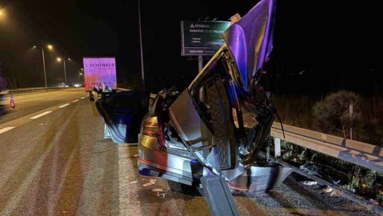 Polislerin içinde bulunduğu otomobil tıra çarptı: 1 ölü 2 yaralı 1