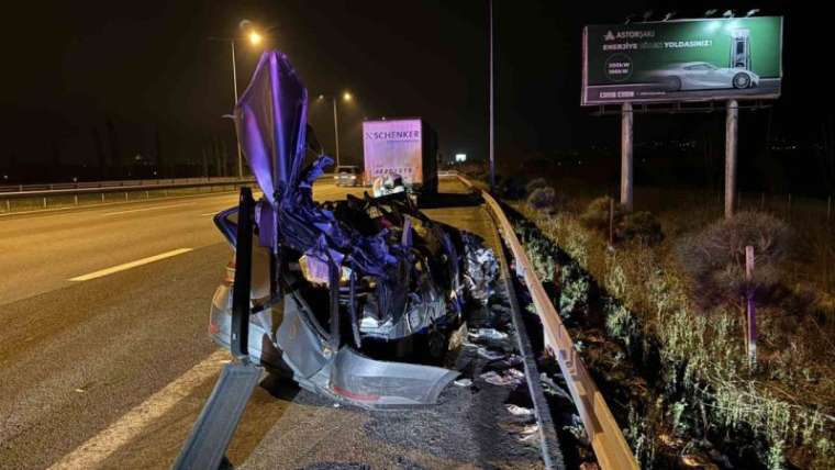 Polislerin içinde bulunduğu otomobil tıra çarptı: 1 ölü 2 yaralı 2