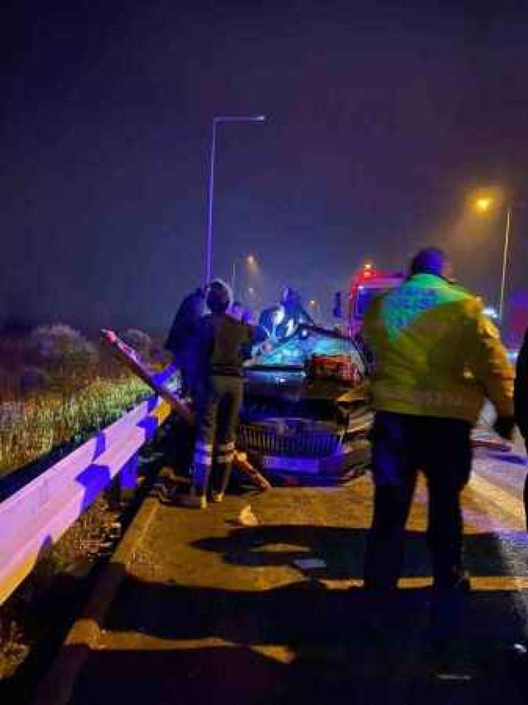 Polislerin içinde bulunduğu otomobil tıra çarptı: 1 ölü 2 yaralı 4