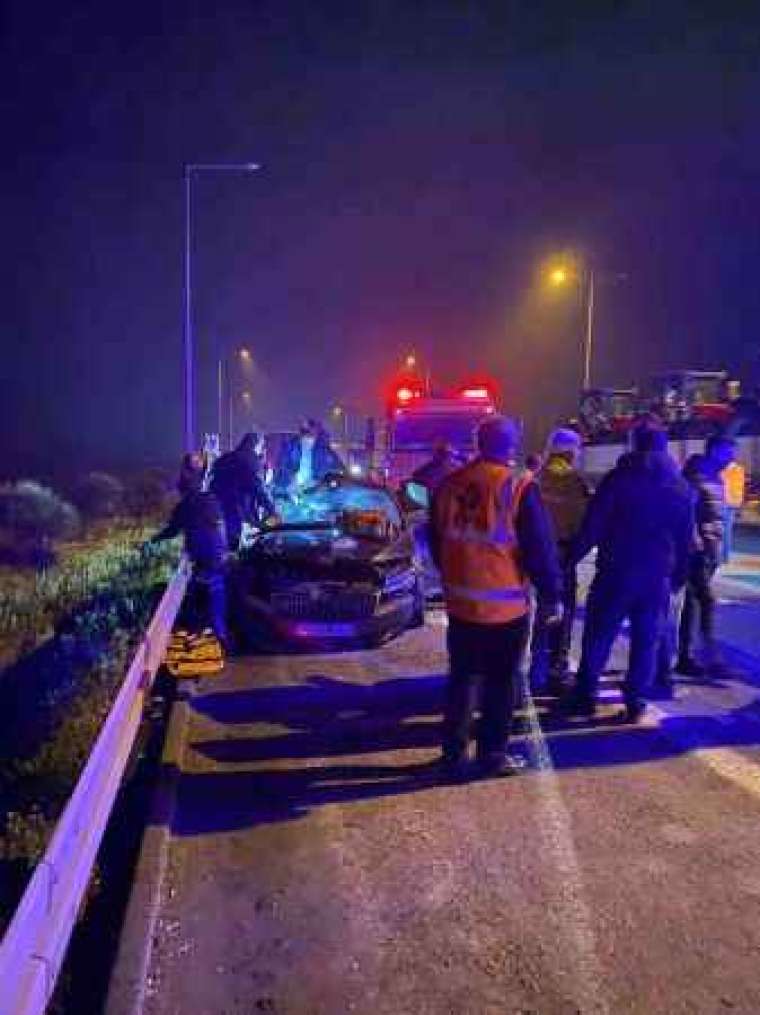 Polislerin içinde bulunduğu otomobil tıra çarptı: 1 ölü 2 yaralı 5