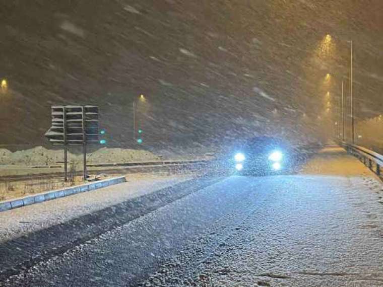 Kuzey Marmara Otoyolu Kocaeli geçişinde kar yağışı etkili oluyor 1