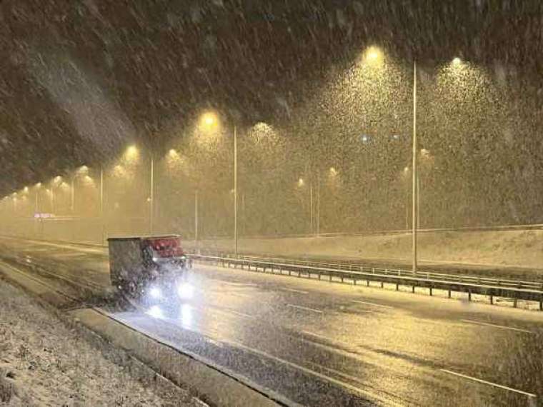 Kuzey Marmara Otoyolu Kocaeli geçişinde kar yağışı etkili oluyor 2