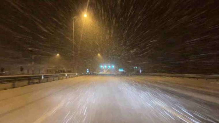 Kuzey Marmara Otoyolu Kocaeli geçişinde kar yağışı etkili oluyor 7