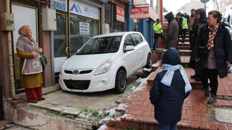 Yokuşta Kontrolden Çıkan Araç Merdivenlerde Askıda Kaldı Olayda Kimse Yara Almadan Kurtuldu! 4