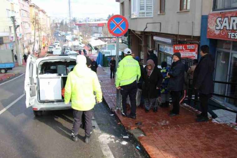 Yokuşta Kontrolden Çıkan Araç Merdivenlerde Askıda Kaldı Olayda Kimse Yara Almadan Kurtuldu! 2