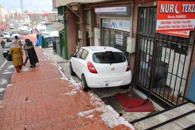 Yokuşta Kontrolden Çıkan Araç Merdivenlerde Askıda Kaldı Olayda Kimse Yara Almadan Kurtuldu! 3