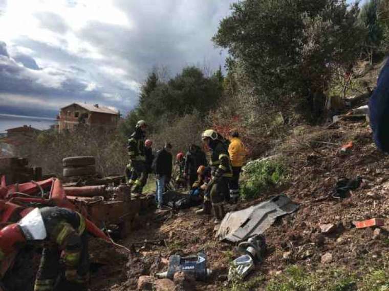 Uçuruma Yuvarlanan Vinç Yüklü Kamyon Paramparça Oldu: 1 Ölü 2