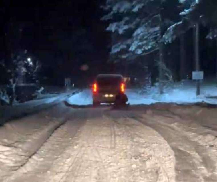 Karlı Yolda Tehlikeli Anlar Kamerada! 2