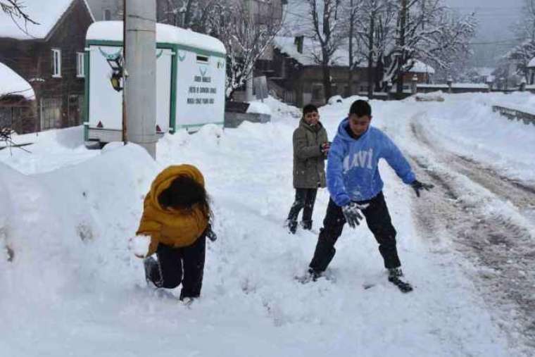 Beyaz Örtüyle Kaplanan Mahallede Poşetlerle Kayarak Eğlendiler! 4