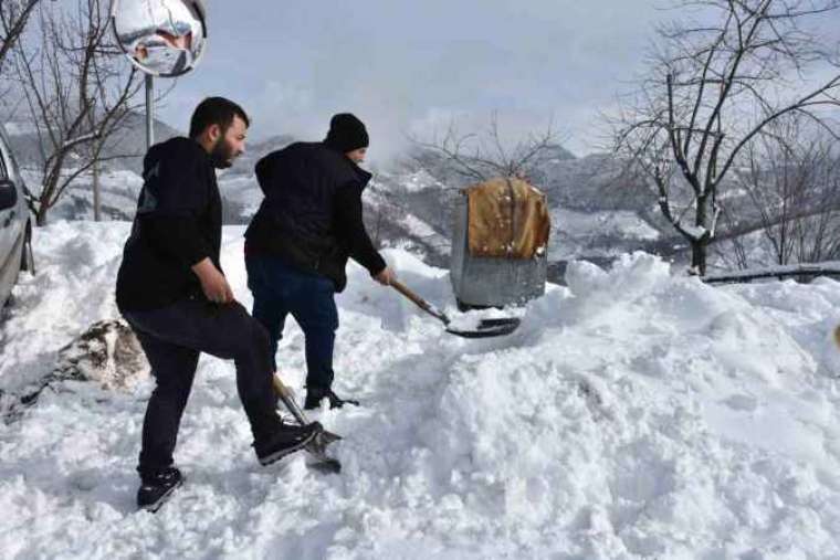 Beyaz Örtüyle Kaplanan Mahallede Poşetlerle Kayarak Eğlendiler! 8