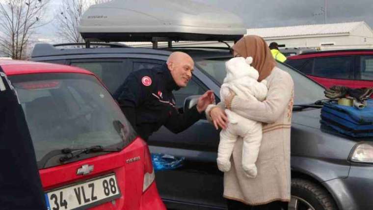 10 Aylık Bebek Araçta Mahsur Kaldı, Anne Korku Dolu Gözlerle Bekledi! 7