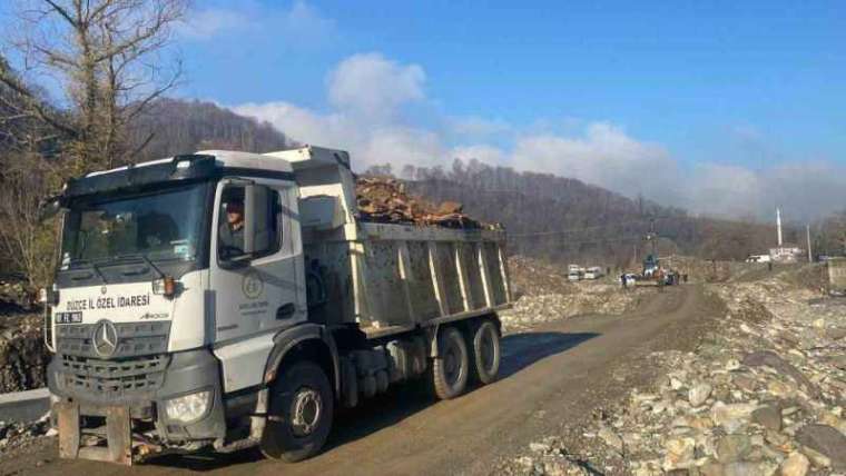 Düzce’de Köy Yollarını Birbirine Bağlayan Yolda Heyelan! 6