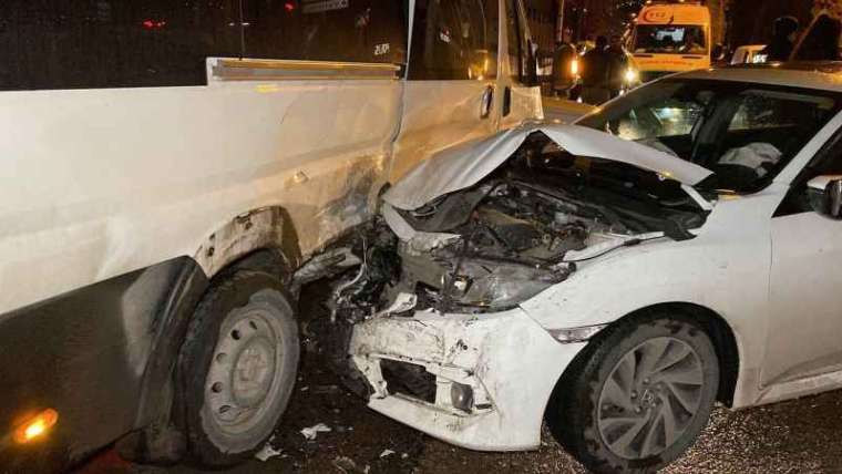 Kocaeli’de Servis Minibüsü Otomobille Çarpıştı: 4 Yaralı! 4