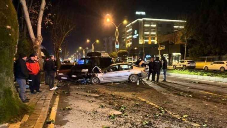 Kontrolden çıkarak karşı şeride geçen otomobil zincirleme kazaya sebep oldu 6