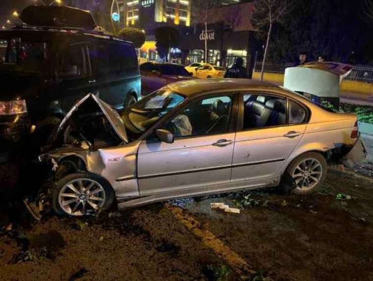 Kontrolden çıkarak karşı şeride geçen otomobil zincirleme kazaya sebep oldu 4