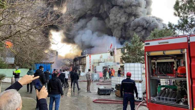 Kocaeli’de Fabrika Yangını Söndürme Çalışmaları Devam Ediyor! 1