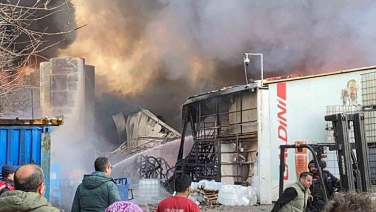 Kocaeli’de Fabrika Yangını Söndürme Çalışmaları Devam Ediyor! 2