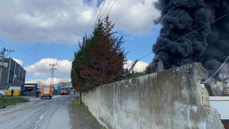 Kocaeli’de Fabrika Yangını Söndürme Çalışmaları Devam Ediyor! 4