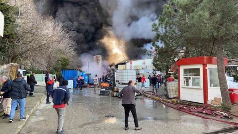 Kocaeli’de Fabrika Yangını Söndürme Çalışmaları Devam Ediyor! 5