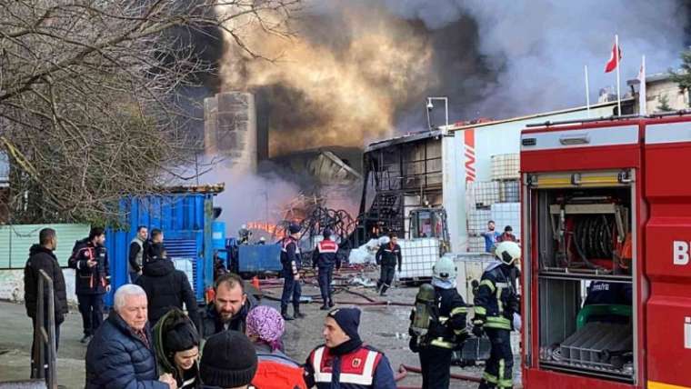 Kocaeli’de Fabrika Yangını Söndürme Çalışmaları Devam Ediyor! 6