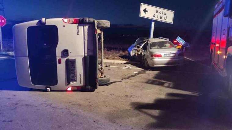 Bolu’da Minibüs İle Otomobil Çarpıştı: Araçta Sıkışan Sürücü Yaralandı!  1