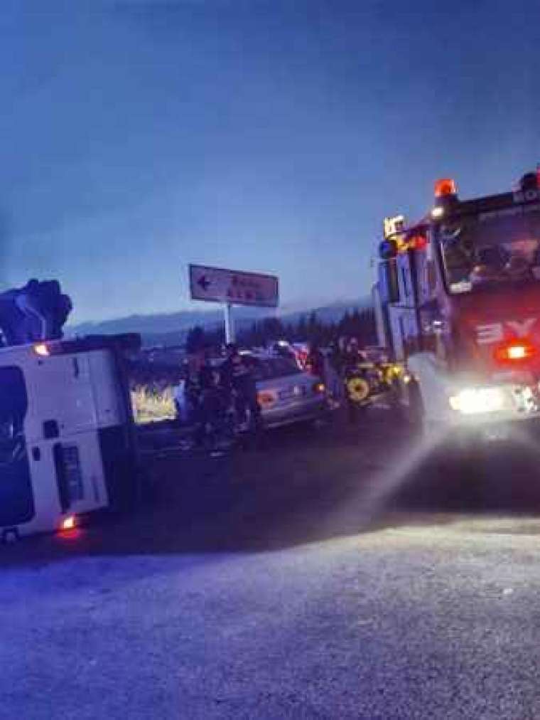 Bolu’da Minibüs İle Otomobil Çarpıştı: Araçta Sıkışan Sürücü Yaralandı!  2