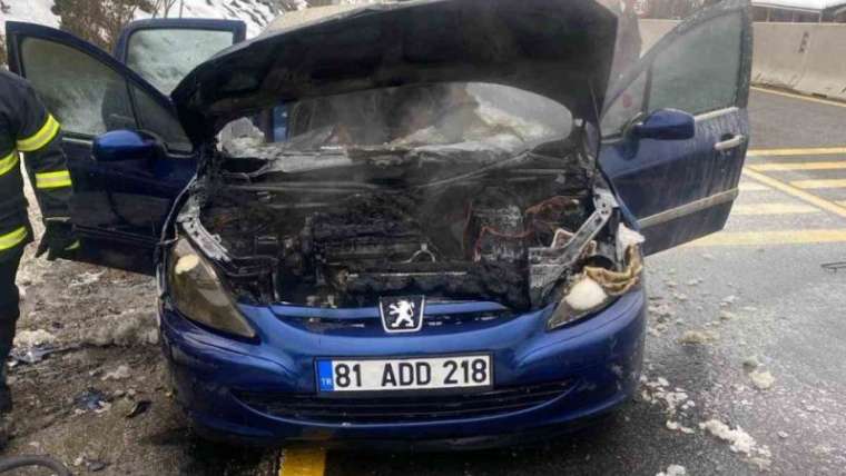 Bolu'da Otomobilin Motor Kısmından Yangın Çıktı 4