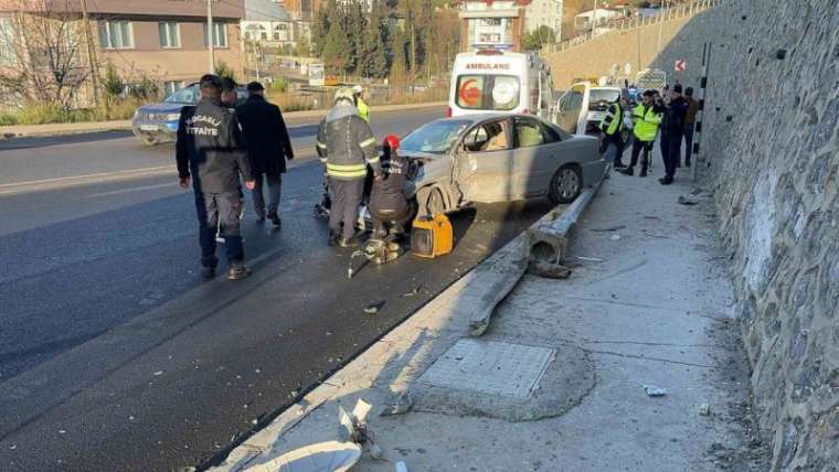 Kontrolden Çıkıp Aydınlatma Direğine Çarptı: 1 Yaralı 2