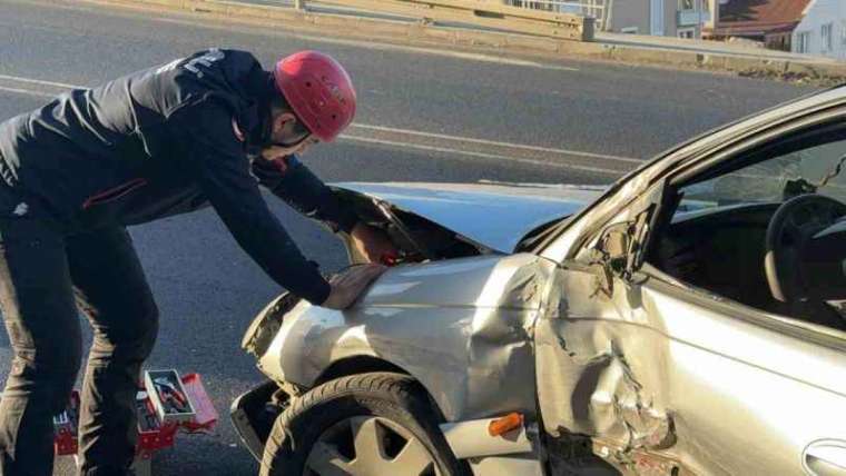 Kontrolden Çıkıp Aydınlatma Direğine Çarptı: 1 Yaralı 3